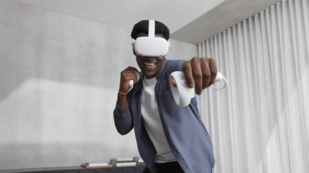 Uomo gioca con visore Meta Quest 2 per realtà virtuale