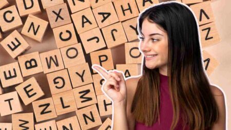 lettere donna che indica