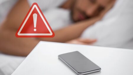 pericolo smartphone su comodino